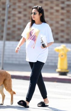 Hospital Gown Diy, Maternity Fits, Celebrity Pregnancy, Shay Mitchell Style, Britney Spears Shirt, Pregnant Outfits, Celebrity Maternity Style, Famous Babies