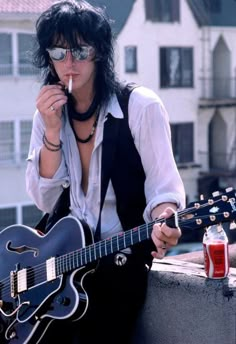 #izzystradlin #gunsnroses Izzy Stradlin, Rock & Roll, Duff Mckagan, Musica Rock, Axl Rose, Welcome To The Jungle, Mötley Crüe, Jive, Pop Rock