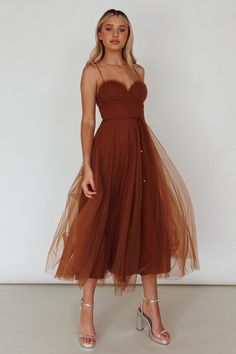 Smitten Sweetheart Neckline Chiffon Midi Dress Chocolate California Wedding Guest Dress, Rustic Wedding Guest Dress, Fall Country Wedding Guest Outfit, Dressy Casual Wedding Attire, Midsize Wedding Guest Outfit, Autumn Wedding Guest Dress, Autumn Wedding Guest Outfit, Boho Bridesmaid Dresses, Autumn Wedding Guest