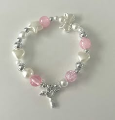 Pink Bracelet Ideas, Coquette Bracelets, Charm Bracelet Ideas, Cute Charm Bracelets, Charm Bracelet Aesthetic, Aesthetic Bracelet Ideas, Coquette Bracelet, Bracelet Coquette, Y2k Bracelets