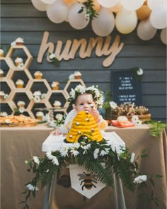 Y'all have to see this 'hunny' dive into her beehive birthday cake at her honey bee bday party #onIBTtoday! Does it get any more adorable?! (Link in profile Planning & Design: @ashley.thunder Photo: @baleeimages Cake: @DesignerDessertsBakery) Honey Bee First Birthday, Bee First Birthday Party, Bee First Birthday, Bos Baby, 1st Bee Day, First Bee Day, Bee Birthday Party, Bee Day, Bee Party