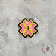 an image of a cross - stitch pattern with flowers on the center and leaves around it