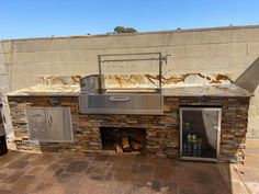 an outdoor bbq grill is built into the side of a building