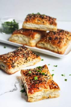 several pieces of bread with sesame seeds on them