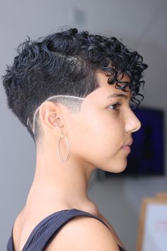 Taper Fade Curly Hair Women, Curly Taper Fade Women, Really Short Hair Curly, Shaved Curly Hair, Pixie Hairstyles Short, Pixie Cut Shaved Sides, Pixie Cut Curly, Cut Curly Hair