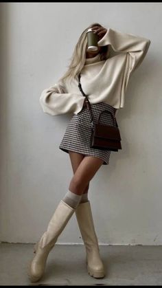 Fall Outfits For Long Torso, Fall Fashion 2023 Going Out, French College Outfit, September Fall Outfits, Girly Elegant Outfits, Fun Office Outfits Women, Paris Chic Aesthetic, Nyc Broadway Outfit, Ivory Boots Outfit