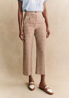 Organic cotton and linen high-waisted trousers;7/8 length;Wide, slightly flared leg;Front and back welt pockets;Concealed front zip and button fastening;Inside leg length 68 cm / 26.8 in (all sizes) Brown Gingham Pants Outfit, Sezane Pants, Gingham Trousers, Brown Gingham, Lifestyle Dresses, Crop Trousers, Gingham Pants, Denim Suit, Checked Trousers