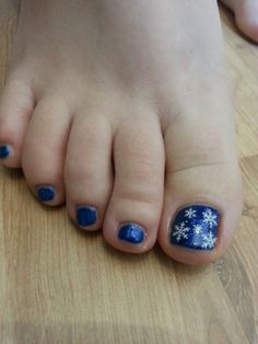 Christmas toes Holiday Toe Nails, Pedicure Ideas Winter, Pedicures Ideas, Nails Green And Gold, Blue Christmas Nails, Holiday Nails Winter, Pedicure Ideas