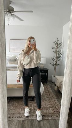 Athletic Outfits Fall, Lululemon Outfit Winter, Yoga Pants Outfit Ideas, Athleisure Outfits Fall, Lululemon Outfit, Cute Athletic Outfits, Fall Yoga, Lulu Outfits, Pants Outfit Ideas