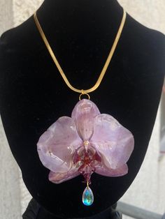 Purple Pink Yellow Orchid Necklace 💜💛 ✨ Lovingly handcrafted ✨ 100% real flower sealed in resin ✨ Each piece is unique ✨ Gold plated stainless steel snake necklace ✨ Glass stone, not plastic The offer is valid for 1 necklace. Matching purple pink yellow orchid earrings and various hair pins can also be found in the shop! 💓 The perfect accessory for a special occasion - whether as wedding jewelry, as a birthday present, for going out in the evening or even in everyday life - the eye-catcher th Flower Shaped Glass Necklace For Gift, Pink Snake Chain Jewelry Gift, Large Pendant Snake Chain Necklaces For Gifts, Glass Flower Pendant Necklace For Gift, Unique Flower-shaped Resin Jewelry, Unique Resin Flower Jewelry, Unique Snake Chain Jewelry Gift, Orchid Necklace, Orchid Earrings