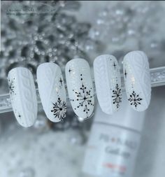 December Nails Christmas Xmas, Winter Nails With Snowflakes, Nail Art Snowflakes, Silver Christmas Nails, Sweater Weather Nails, Snow Nails, Hair And Nail Salon, Snowflake Nail Art