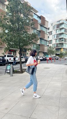 White t-shirt and mom jeans. Nike Blazer mid 77 vintage Nike Blazer With Jeans, Outfits With Nike Blazers For Women, Nike Blazer Mid 77 Outfits, Mid Blazer 77 Outfit, Styling Nike Blazer Mid 77, Nike Blazer Mid Outfit, Blazer Mid Outfit, Nike Blazer Mid 77 Outfit Woman