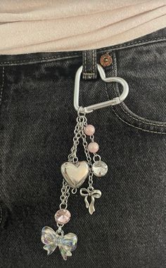 Backpack Charms Aesthetic, Keychain On Jeans, Aesthetic Carabiner, Bag Charm Beads, Carabiner Outfit, Carabiner Keychain Aesthetic, Bag Keychain Aesthetic, Jeans Keychain, Keychains Aesthetic