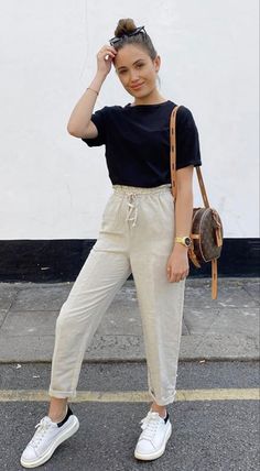 College Casual Outfits Summer, Sneaker Business Casual Women, Joggers Work Outfit, Jogger Work Outfit, August Outfits Women, Everyday College Outfits, Kate Hutchins, Work Outfits Frauen, Western Wear Outfits