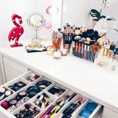 Como organizar maquiagem: 50 ideias geniais com dicas (passo a passo) Ideas Para Organizar Maquillaje, Pink Desk, Otaku Room, Makeup Room, Dresser Decor, Mandala Design Art, Room Decor Bedroom Teenage