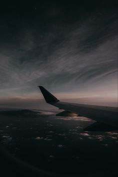 the wing of an airplane flying in the sky