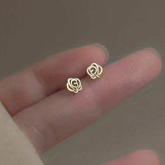 Small Earrings Gold, Rose Stud Earrings, Mini Earrings, Jewelry Accessories Ideas, Fancy Jewellery, Gold Earrings Designs, Flower Stud, Small Earrings Studs