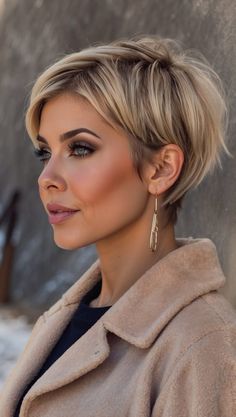 Warm Blonde Short Hair, Balayage Pixie Hair, Pixie Cut Highlights, Short Hair With Blonde Highlights, Short Blonde Highlights, Hair 2025 Trends, Short Pixie Hair Styles, Pixie Cut With Highlights, Pixie Haircut Ideas