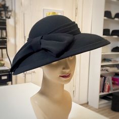 Black, elegant ladies hat in a new look, made from fine wool felt. The edging and the large trim bow are made of crepe. The hat goes very well with a little black dress, an elegant pants suit or a fitted dress and can also be made in a different color on request. The diameter of the hat is about 40 cm. The hat can be made in sizes 54-59 cm. Please specify your head size when ordering. Material: Hat: 100% wool Trim: 100% Polyester After you place your order, we will make your hat entirely by hand Elegant Pants Suits, Dior New Look, Kerchief Hair, Classy Hats, Cloche Hats, Trouser Suit, Elegant Hats, Unique Hats, Classic Hats