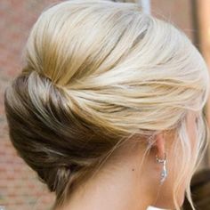 For Sami's short hair? 10 Hair Buns For Short Hair With Styling Tips #hairstyles #hair #haircut Sanggul Modern, Stylish Hairstyles, Short Wedding Hair, Short Hair Updo, Wedding Updo, Victoria Secrets, Hairstyles Medium, Stylish Wedding