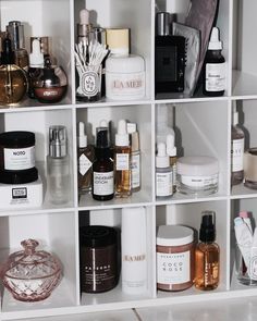 These beauty storage ideas will reduce your stress on rushed mornings   photo via @tamirajarrel   #Beauty #Shelfie #Makeup #Glossier #Makeup #Organization Penyimpanan Makeup, Coffee Facial, Homemade Lotion, Beauty Organization, Home Remedies For Hair, Beauty Storage, Skincare Organization, Image Skincare, Beauty Room