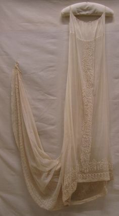 Buttons Embroidery, 1800's Dress, 1800s Fashion, Regency Dress, Regency Fashion, White Cotton Dress, Regency Era, Linens And Lace, Empire Style