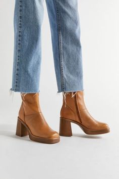 Steve Madden Fall Shoes, Fantsie Boots Outfit, Brown Boots Leather, Brown Tan Boots Outfits, Brown Boots 2023, Steve Madden Fantsie Boots, Tan Platform Boots, Steve Madden Fantsie Boots Outfit, Steve Madden Brown Boots