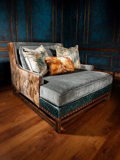 leather, hide, and fabric chaise lounge with beautiful decorative pillows Western Living Room Furniture, Western Living Room, Cowhide Furniture, Cozy Spaces, Western Furniture, Western Homes, Western Home Decor, Redo Furniture, Farmhouse Living