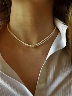 Pearl Necklace Aesthetic, Choker Aesthetic, Aesthetic Necklace, Pearl Necklace Gold, Pearl Necklace Designs, Beaded Necklace Diy, Double Glass, Gold Pearl Necklace, Jewelry Lookbook