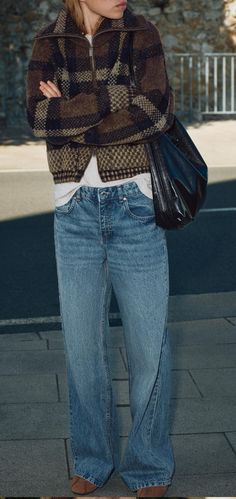 Casual Transitional Outfits, 30-40 Degree Weather Outfits, Amsterdam Street Style 2024, Fall 24 Outfits, Winter Outfits Coats, Fun Winter Outfits, Jeans Simple Outfit, Big Thighs Outfit, 90s Fashion Fall