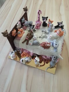 there is a cake with many cats on it