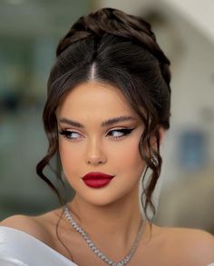 Red Carpet Hairstyles For Long Hair, Princes Hairstyle, Gala Hairstyles Updo, Hair Ideas For Wedding Guest, Elegant High Bun, Gala Hairstyle, Gala Hairstyles, Italian Makeup