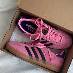 Pink Gazelle, Adidas Gazelle Pink, Gazelle Adidas, Rose Adidas, Adidas Gazelle Indoor, Mode Rose, Chica Cool, Fall School, Preppy Shoes