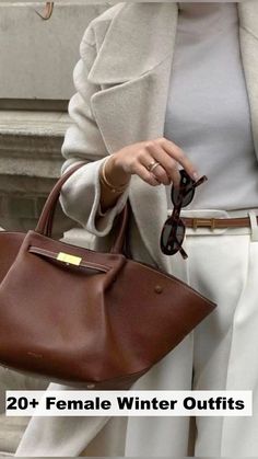 Timeless female old money winter fashion pics. Achieve effortless elegance with classic pieces that exude luxury and sophistication. Neutral Tone Outfits, Digital Environment, Aesthetic Overalls Outfit, Italian Chic, Fashion Professional, Look Office, Blazer Outfit