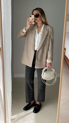 Beige Blazer Outfits Women, Cute Blazer Outfits, Beige Blazer Outfit, Chic Blazer Outfit, Blazer Outfits Women, Outfit Minimalista, Winter Mode Outfits, Classy Fall Outfits, Chic Business Casual