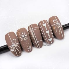 Nail Art Natale, Winter Brown Nails, Textured Nail Designs, Snow Flakes Nails, Brown Winter Nails, Snow Flake Nail Art, Present Nail Art, Brown Christmas Nails, Christmas Nails Brown