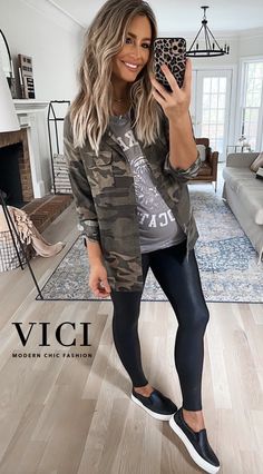 Pe Clothing, Sarah Knuth, Modern Chic Fashion, Camo Jeans, Vici Collection, Makijaż Smokey Eye, Legging Outfits, Camo Jacket, Winter Clothing