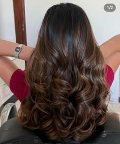 . Bold Balayage, Rambut Brunette, Black Hair Balayage, Highlights Curly Hair, Brown Hair Looks, Brown Hair Inspo, Brunette Hair With Highlights, Hair Streaks, Hairstyles For Layered Hair