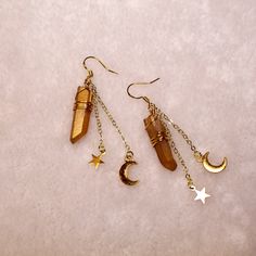 ☆．*o∴ ☆．．*o．*o ITEM INFO ☆．．*o．*o∴ ☆．．*o ☆ Auburn Crystal Earrings with Moon and Star Charms Gold Wire Wrapped ☆ Made with 14kt Gold Plated ear wire, hypoallergenic :)  ☆ Please message me if you have any questions <3 Whimsigoth Earrings, Beads Craft Jewelry, Wire Wrapped Jewelry Diy, Bijoux Fil Aluminium, Wire Wrapping Stones, Precious Jewels, Handmade Wire Jewelry, Wire Earrings, Gold Jewelry Fashion