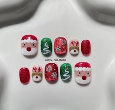 Chrismas Nail Art, December Nail Designs, Christmas Nail Inspo, Graffiti Nails, Winter Nail Art Designs, Christmas Nail Design, Nail Art Noel, Kawaii Nail Art