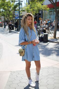 Skateboarder, Vintage Short, Denim Shirt Dress, Sneakers Outfit, Brigitte Bardot, Gigi Hadid, Mode Inspiration, Street Styles, Fashion Killa