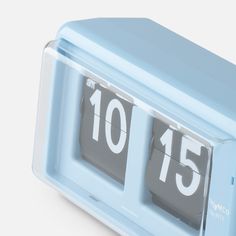 an alarm clock with the time 10 15