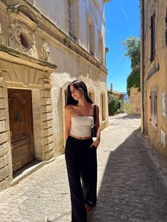 Spain Outfit, Tube Top Black, Adrette Outfits, Tube Top Outfits, Italian Summer Outfits, Linen Pants Outfit, White Tube Top, European Summer Outfits, Nashville Outfits