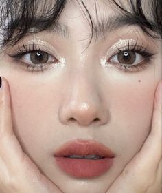 Asian Double Eyelid Makeup, Dainty Makeup Looks, Warm Korean Makeup, Douyin Makeup White Woman, Neutral Douyin Makeup, Makeup For Cool Toned Skin, Cool Tone Douyin Makeup, Douyin Cut Crease, Asian Makeup Looks Hooded Eyes