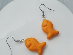 Why not wear the snack that smiles back! Weird Earings Funny, Jules Core, Fish Earing, Wierdcore Earrings, Polymer Clay Earrings Cute Food, Cute Food Earrings, Earrings Food, Fish Earrings, Jewelry Clay