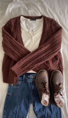 Fall Looks Aesthetic, Sweater Outfit Inspo Aesthetic, Cottagecore Outfit Inspo Fall, Agatha Jeans Outfit, Fall Themed Outfits Aesthetic, The Rory Gilmore Aesthetic, Rory Gilmore Jeans Outfit, Cardigan Outfit Aesthetic Fall, Fall Aethestic Outfits