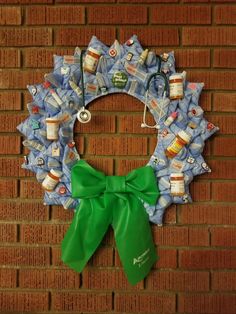 This medical themed wreath is made from disposable face masks, empty medicine bottles, Band-Aids, etc. The bow is made from a physical therapy resistance band. Nurse Christmas Wreath, Medical Office Christmas Decorations, Pharmacy Christmas, Hospital Christmas, Hospital Door Wreaths, Mexican Christmas Decorations, Christmas Reef, Nurse Decor, Christmas Door Decorating Contest