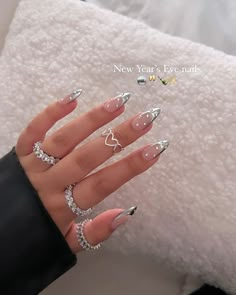 Rave Nails, Shiny Nails Designs, Classic Nails, Shiny Nails, Almond Nails Designs, Acrylic Nails Coffin Pink, Silver Nails, Luxury Nails, Classy Nails