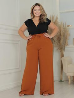 Caramelo  Collar  Tecido  Perna Larga Embellished Elasticidade alta Plus Size Dress Pants, Formal Plus Size Outfits, Pants For Plus Size Women, Flowy Pants Outfit, Plus Size Business, Buisness Casual, Plus Size Looks, Plus Size Work