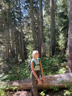 What To Wear On A Hiking Date? | Aesthetic & Cute Hiking Outfits For Women & Men Forest Hiking Outfit, Hiking Outfit Pants, Hiking Pants Outfit, Cute Hiking Outfit, Summer Hiking, Mountain Girl, Adventure Aesthetic